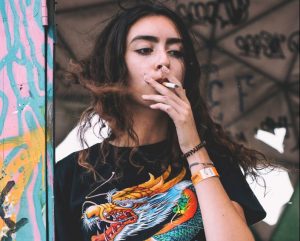 Frau Zigarette Hippie
