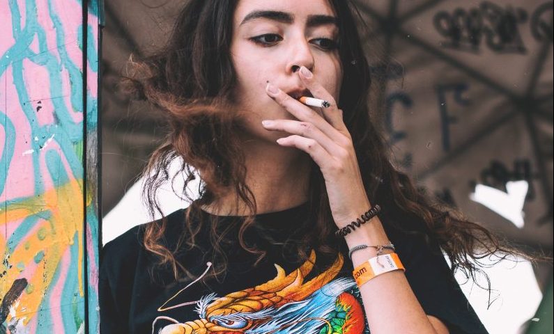 Frau Zigarette Hippie