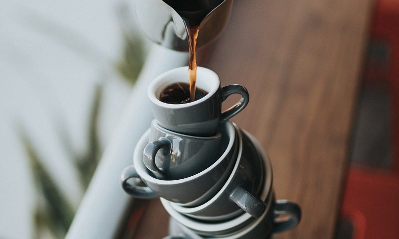 Kaffee Tassen gestapelt