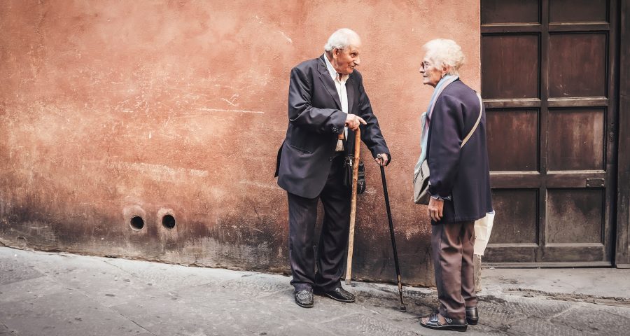 Zwei alte Menschen