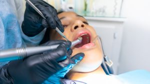 Frau bei Zahnarzt